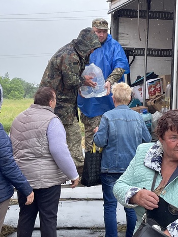 Невідкладна допомога та підтримка мешканцям Херсонщини - Фото 9