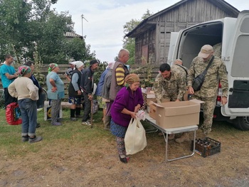 Поїздка з гуманітарною допомогою для мешканців сіл Красне, Буди у Чернігівській області - Фото 1