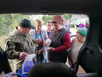 Поїздка з гуманітарною допомогою для мешканців сіл Красне, Буди у Чернігівській області - Фото 2