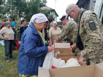 Поїздка з гуманітарною допомогою для мешканців сіл Красне, Буди у Чернігівській області - Фото 5