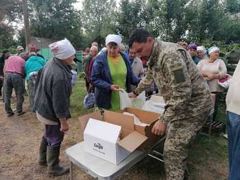 Поїздка з гуманітарною допомогою для мешканців сіл Красне, Буди у Чернігівській області - Фото 6